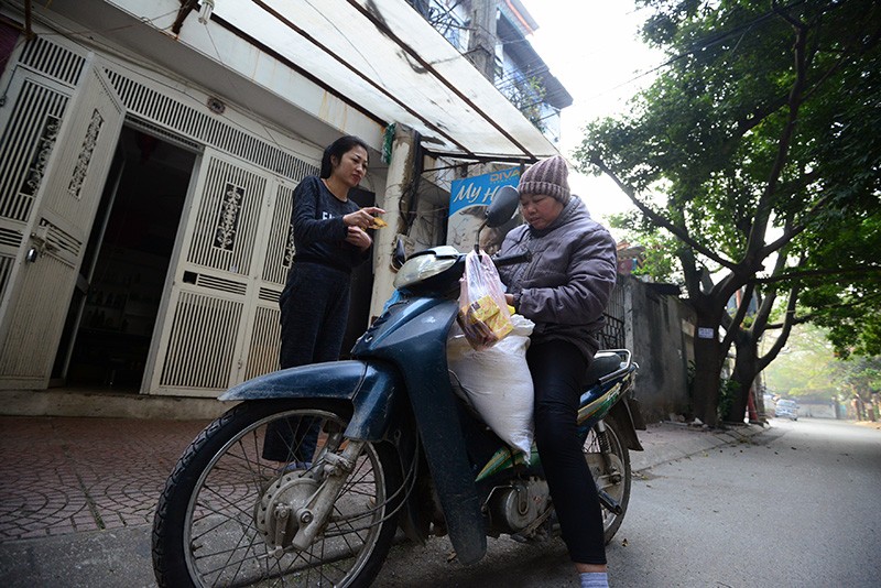 Người dân Thủ đô mua muối lấy may ngày mùng 1 Tết ảnh 1